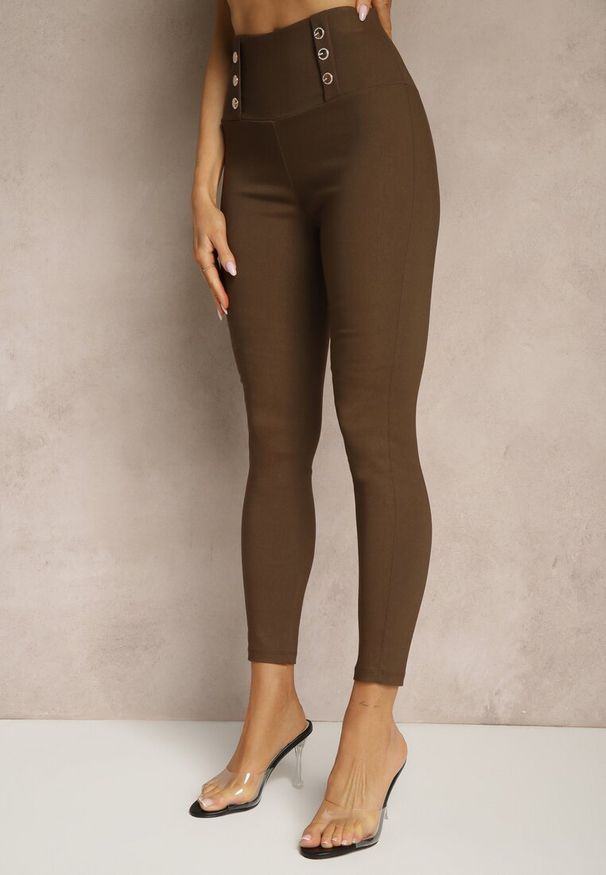 Renee - Brązowe Legginsy High Waist z Ozdobnymi Guzikami Kolowenia. Okazja: na co dzień. Stan: podwyższony. Kolor: brązowy. Styl: casual, elegancki
