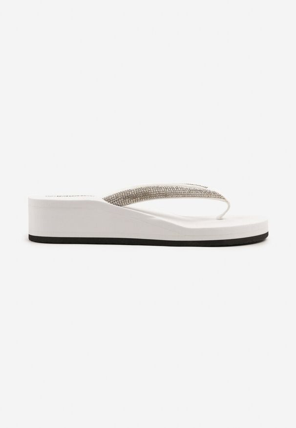 Renee - Białe Japonki na Koturnie z Pianki z Cyrkoniowym Zdobieniem Vivirana. Okazja: na plażę, na spacer. Kolor: biały. Materiał: jeans. Wzór: aplikacja. Sezon: lato. Obcas: na koturnie