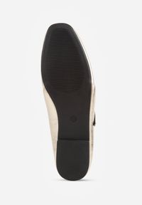 Born2be - Złote Płaskie Balerinki w Stylu Mary Jane Ozdobione Paskiem Kikizelle. Okazja: na co dzień, na spotkanie biznesowe. Zapięcie: pasek. Kolor: złoty. Materiał: bawełna. Wzór: aplikacja. Styl: retro, biznesowy, elegancki, casual, klasyczny #8