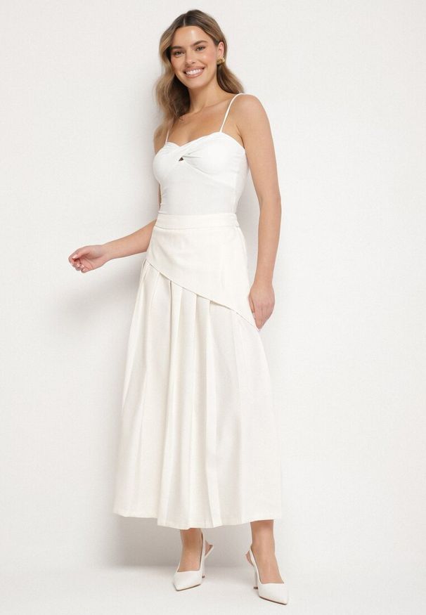 Born2be - Beżowa Plisowana Spódnica z Wiskozą Bawełną i Ozdobną Falbaną Natielia. Okazja: na co dzień. Kolor: beżowy. Materiał: bawełna, wiskoza. Styl: casual, elegancki