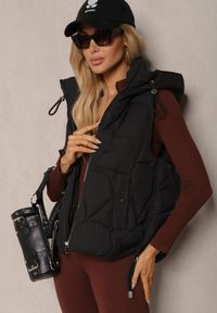 Renee - Czarna Kamizelka z Sorony z Kapturem i Kieszeniami z Pikowanym Przeszyciem Nairora. Okazja: na co dzień. Typ kołnierza: kaptur. Kolor: czarny. Materiał: jeans. Styl: wizytowy, klasyczny, elegancki, casual #4