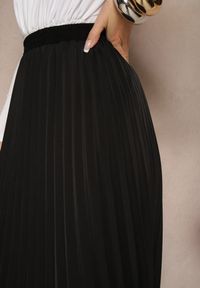 Renee - Czarna Spódnica z Wiskozą Ozdobiona Plisami Aklinea. Okazja: na co dzień, na imprezę, do pracy. Kolor: czarny. Materiał: wiskoza. Wzór: aplikacja. Styl: elegancki, casual #5