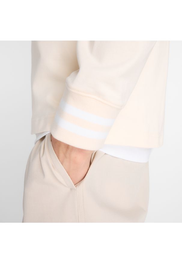 Koszulka męska New Balance MT53533PEF – beżowa. Kolor: beżowy. Materiał: bawełna, dresówka. Długość rękawa: długi rękaw