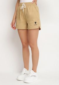 Born2be - Ciemnobeżowe Dresowe Szorty o Prostym Kroju z Wiązaniem i Kieszeniami Foladea. Okazja: na co dzień, na spacer. Kolor: beżowy. Materiał: dresówka. Styl: klasyczny, casual