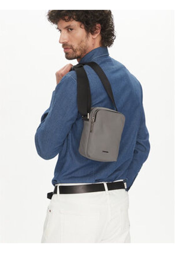 Calvin Klein Saszetka Business Tech Reporter Xs K50K512888 Szary. Kolor: szary. Materiał: materiał