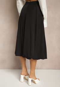 Renee - Czarna Rozkloszowana Spódnica z Wiskozą Zdobiona Zakładkami Volnira. Okazja: na co dzień. Kolor: czarny. Materiał: wiskoza. Wzór: aplikacja. Styl: elegancki, casual #5