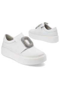 Białe Sneakersy Artiker Modne Wsuwane Obuwie Damskie. Okazja: na co dzień. Zapięcie: bez zapięcia. Kolor: biały. Materiał: guma, skóra. Wzór: aplikacja #4