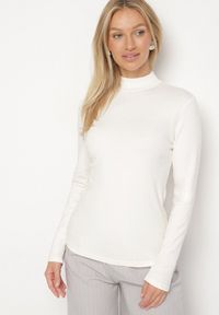 Born2be - Biała Bluzka Golf Typu Longsleeve Altera. Okazja: do pracy, na co dzień. Typ kołnierza: golf. Kolor: biały. Materiał: jeans. Długość rękawa: długi rękaw. Styl: elegancki, casual