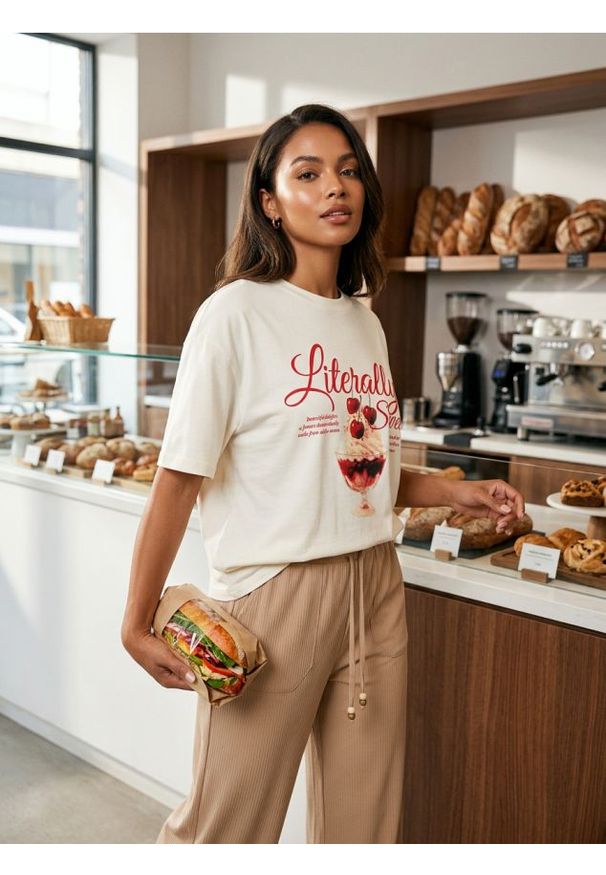 Sinsay - Bawełniana koszulka z nadrukiem - kremowy. Kolor: kremowy. Materiał: bawełna. Wzór: nadruk