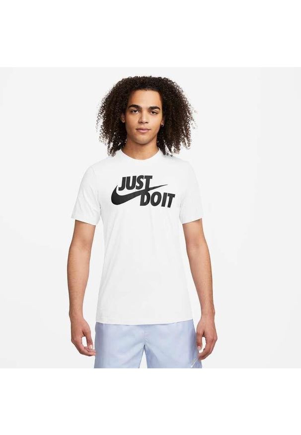 Koszulka sportowa męska Nike Just DO IT Swoosh. Kolor: biały. Materiał: bawełna. Długość rękawa: krótki rękaw. Długość: krótkie. Sport: joga i pilates