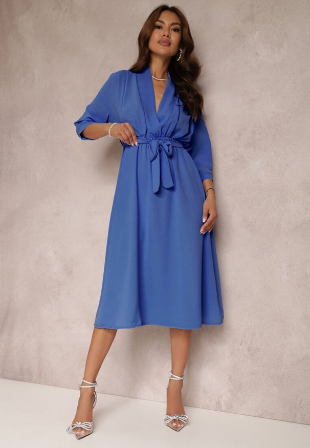 Renee - Niebieska Sukienka Canopis. Typ kołnierza: dekolt kopertowy. Kolor: niebieski. Materiał: materiał, tkanina. Typ sukienki: kopertowe. Styl: elegancki. Długość: midi