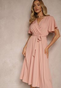 Renee - Różowa Sukienka Wiązana w Talii z Plisowaniem na Dole Dorseki. Kolor: różowy. Materiał: tkanina, materiał. Styl: elegancki