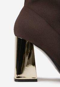 Renee - Brązowe Skarpetkowe Botki VICES na Słupku w Eleganckim Stylu Rarana. Zapięcie: bez zapięcia. Kolor: brązowy. Materiał: skóra. Obcas: na słupku. Styl: elegancki. Wysokość obcasa: średni #6