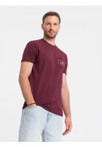 Ombre Clothing - Męski t-shirt bawełniany z nadrukiem na kieszonce Ombre Streetstyle – bordowy V3 OM-TSCT-0108 - XXL. Okazja: na co dzień. Kolor: czerwony. Materiał: bawełna. Wzór: nadruk. Styl: elegancki, casual, klasyczny