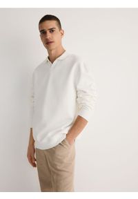 Reserved - Gładka bluza z kołnierzem - złamana biel. Materiał: dzianina, bawełna. Wzór: gładki