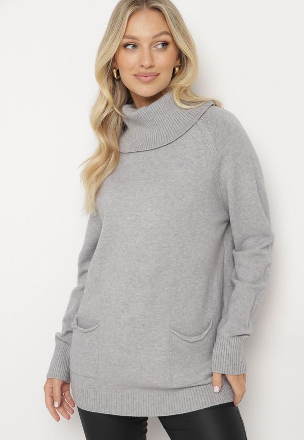 Born2be - Szary Golf z Wiskozą Zdobiony Wsuwanymi Kieszonkami Viaela. Okazja: na co dzień. Typ kołnierza: golf. Kolekcja: plus size. Kolor: szary. Długość: długie. Wzór: aplikacja. Materiał: wiskoza. Długość rękawa: długi rękaw. Styl: elegancki, casual
