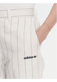 Adidas - adidas Spodnie materiałowe Pinstripe JJ3483 Biały Regular Fit. Kolor: biały. Materiał: bawełna #5