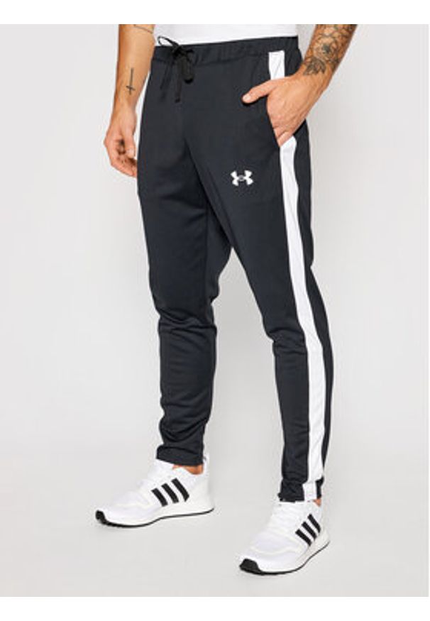 Under Armour Dres Ua Emea 1357139 Czarny Regular Fit. Kolor: czarny. Materiał: syntetyk