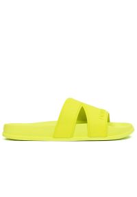 Klapki New Balance SUF20SP1 - żółte. Zapięcie: pasek. Kolor: żółty. Materiał: materiał. Szerokość cholewki: normalna. Wzór: gładki. Sport: turystyka piesza