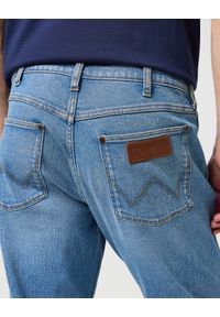 Wrangler - WRANGELR GREENSBORO MĘSKIE SPODNIE JEANSOWE JEANSY DŻINSY HERO 112350650 W15Q016838