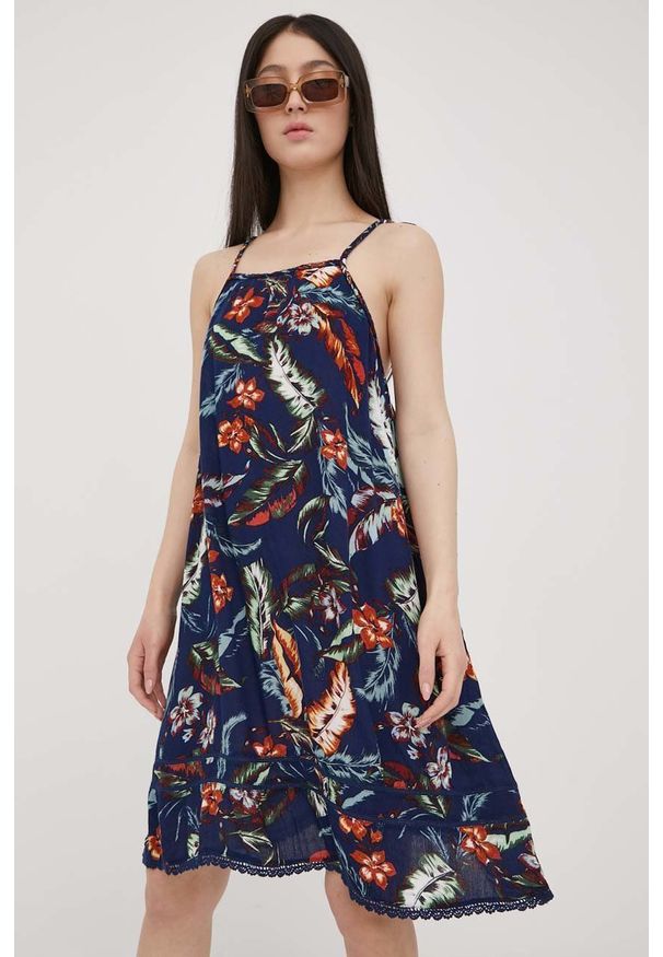 Superdry sukienka kolor granatowy mini rozkloszowana. Typ kołnierza: dekolt w karo. Kolor: niebieski. Materiał: tkanina. Długość rękawa: na ramiączkach. Typ sukienki: rozkloszowane. Długość: mini