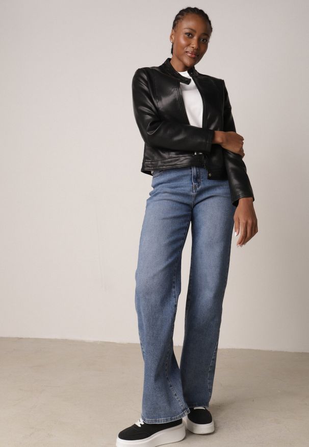 Born2be - Czarna Klasyczna Kurtka Ramoneska o Dopasowanym Kroju ze Stójką Leamariel. Okazja: na co dzień. Typ kołnierza: kołnierzyk stójkowy. Kolor: czarny. Materiał: jeans, skóra, poliester. Styl: klasyczny