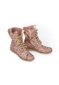 Zapato - sznurowane botki workery - skóra naturalna - model 424 - kolor różowe litery. Okazja: na spacer. Wysokość cholewki: za kostkę. Kolor: różowy. Materiał: skóra. Styl: sportowy