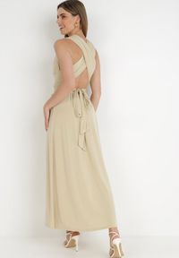 Born2be - Beżowa Sukienka Parthenope. Kolor: beżowy. Długość rękawa: bez rękawów. Typ sukienki: kopertowe. Styl: wizytowy. Długość: maxi #3