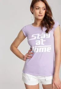 Renee - Jasnofioletowy T-shirt Loraisea. Kolor: fioletowy. Materiał: dzianina. Długość rękawa: krótki rękaw. Długość: krótkie. Wzór: napisy, nadruk