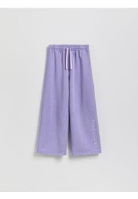 Reserved - Spodnie dresowe z nadrukiem - fioletowy. Kolor: fioletowy. Materiał: dresówka. Wzór: nadruk #1