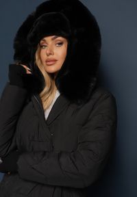 Renee - Czarna Kurtka z Pikowanymi Przeszyciami i Kapturem z Futerkiem Wiązana w Pasie Attelisse. Okazja: na co dzień, na spacer. Kolor: czarny. Materiał: futro. Styl: elegancki, casual