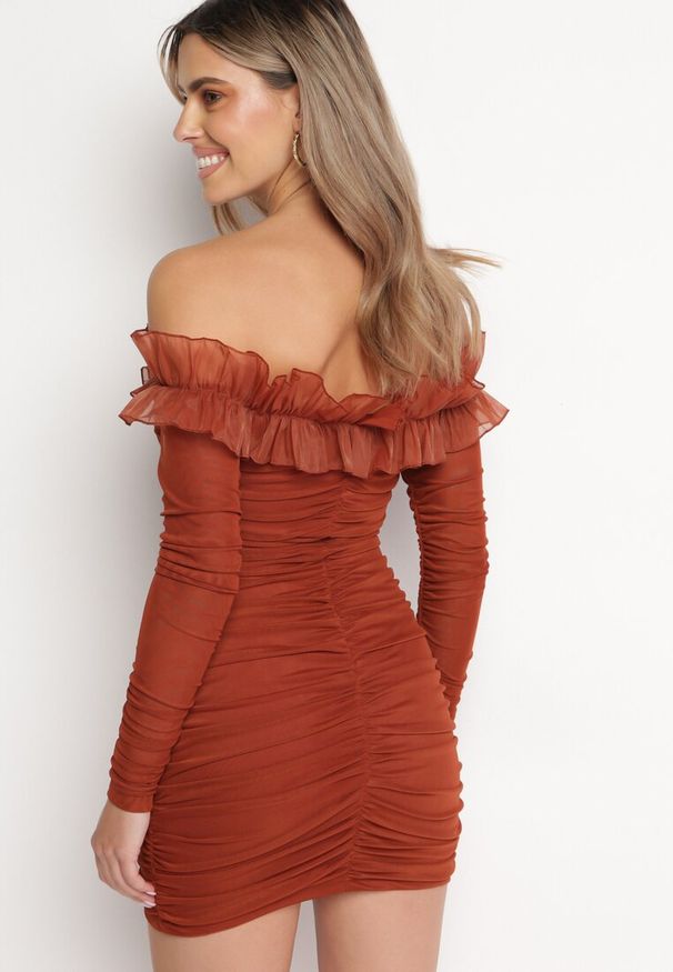 Born2be - Brązowa Dopasowana Sukienka Hiszpanka z Falbanką Turlia. Typ kołnierza: dekolt hiszpanka. Kolor: brązowy. Wzór: aplikacja