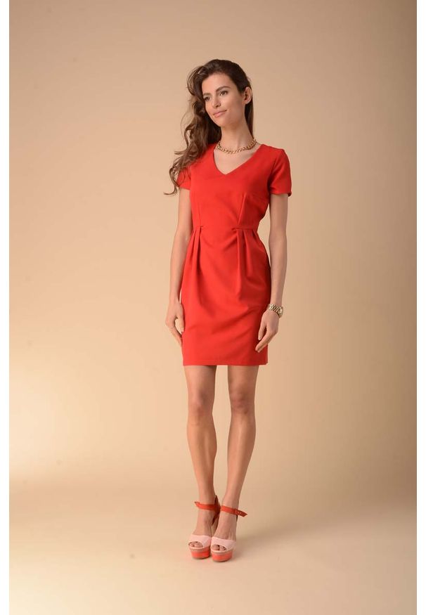 Nommo - Dopasowana Sukienka z Modelującymi Zakładkami - Czerwona. Kolor: czerwony. Materiał: poliester, wiskoza