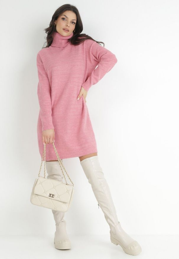 Born2be - Różowa Sukienka Classificator. Okazja: na co dzień. Typ kołnierza: golf. Kolor: różowy. Materiał: dzianina. Długość rękawa: długi rękaw. Sezon: jesień, zima. Typ sukienki: proste. Styl: casual