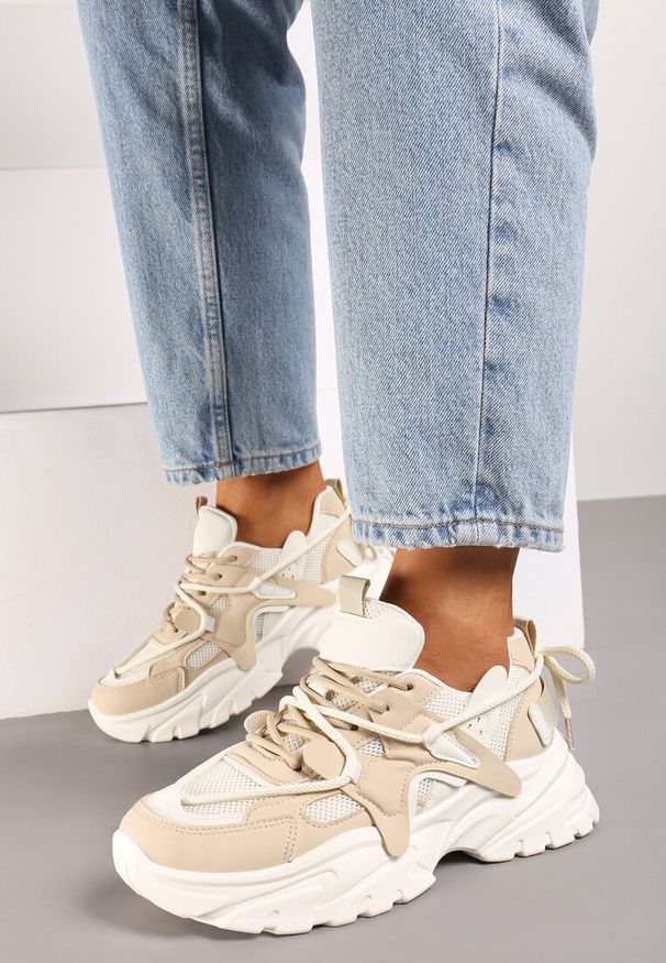 Born2be - Ciemnobeżowe Sneakersy na Grubej Podeszwie z Ozdobnymi Sznurówkami Benalina. Nosek buta: okrągły. Zapięcie: sznurówki. Kolor: beżowy. Materiał: materiał. Obcas: na obcasie. Wysokość obcasa: niski
