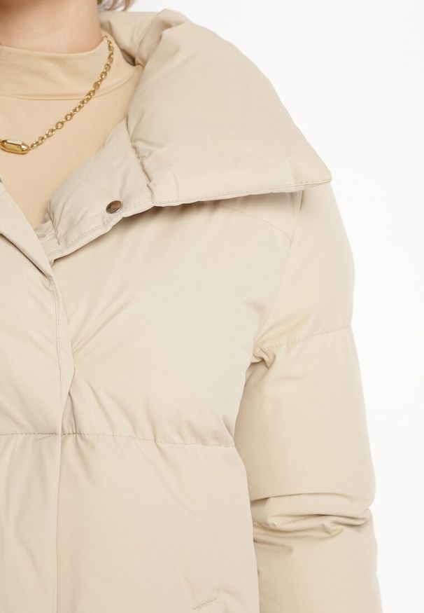 Born2be - Jasnobeżowa Kurtka Pikowana z Kołnierzem Beatsarda. Kolor: beżowy. Długość rękawa: długi rękaw. Długość: długie. Wzór: aplikacja