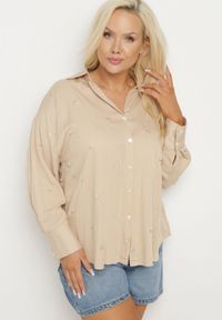 Born2be - Beżowa Koszula z Wiskozą w Drobne Hafty Navellea. Okazja: na co dzień. Kolekcja: plus size. Kolor: beżowy. Materiał: wiskoza. Długość rękawa: długi rękaw. Długość: długie. Wzór: haft. Styl: klasyczny, casual, elegancki #5