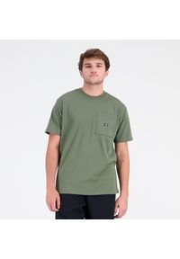 Koszulka męska New Balance MT31542DON – zielona. Kolor: zielony. Materiał: materiał, bawełna. Długość rękawa: krótki rękaw. Długość: krótkie. Wzór: napisy #1