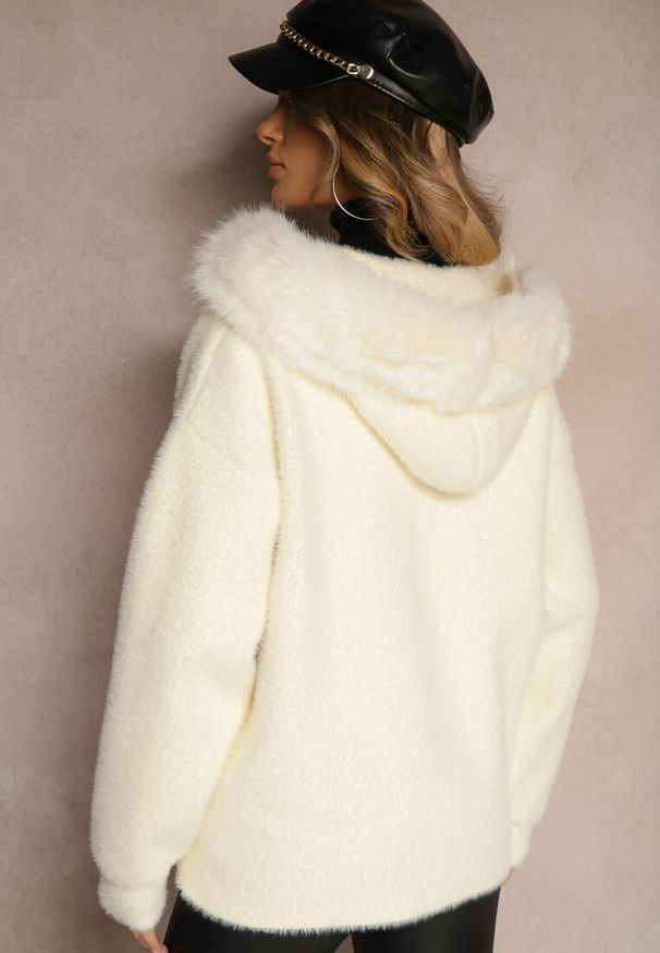 Renee - Jasnobeżowa Bluza z Wełną z Kapturem i Kieszeniami Ozdobiona Futerkiem Siliti. Okazja: na co dzień. Typ kołnierza: kaptur. Kolor: beżowy. Materiał: wełna, futro. Wzór: aplikacja. Sezon: zima, jesień. Styl: casual, elegancki