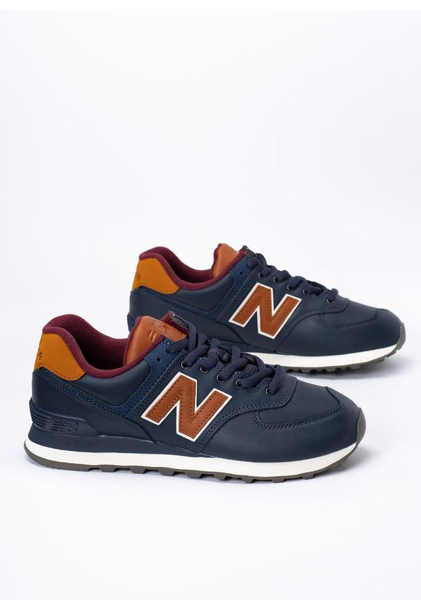New Balance ML574OMC Sneakersy męskie granatowe. Kolor: niebieski. Materiał: materiał, guma, zamsz. Szerokość cholewki: normalna. Sezon: lato. Model: New Balance 574. Sport: bieganie