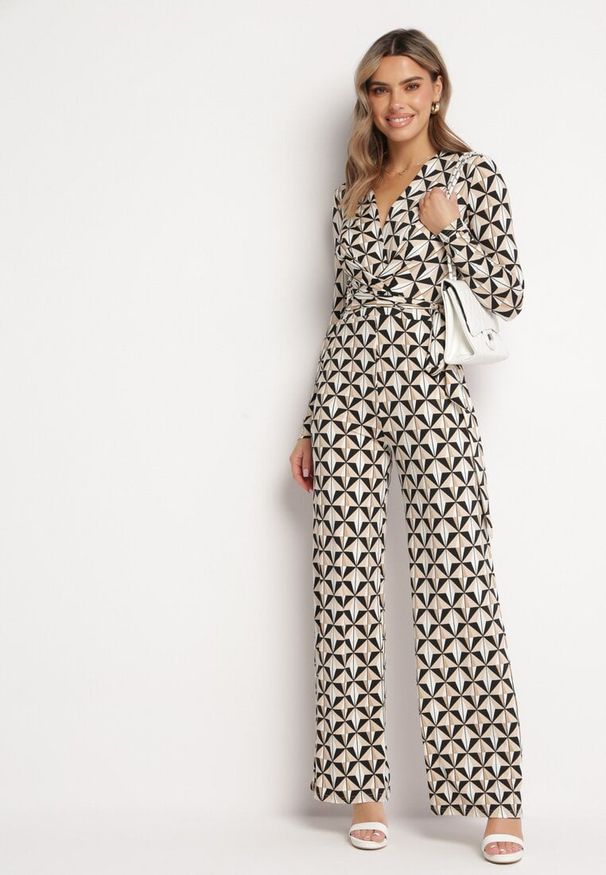 Born2be - Beżowo-Czarny Taliowany Kombinezon w Geometryczne Wzory z Materiałowym Paskiem Lirasea. Okazja: na co dzień. Kolor: beżowy. Materiał: materiał. Wzór: geometria. Styl: casual
