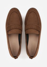 Born2be - Jasnobrązowe Mokasyny Vices ze Skórzaną Wkładką i Ozdobnymi Przeszyciami Adestiia. Kolor: brązowy. Materiał: skóra. Styl: klasyczny, elegancki #6