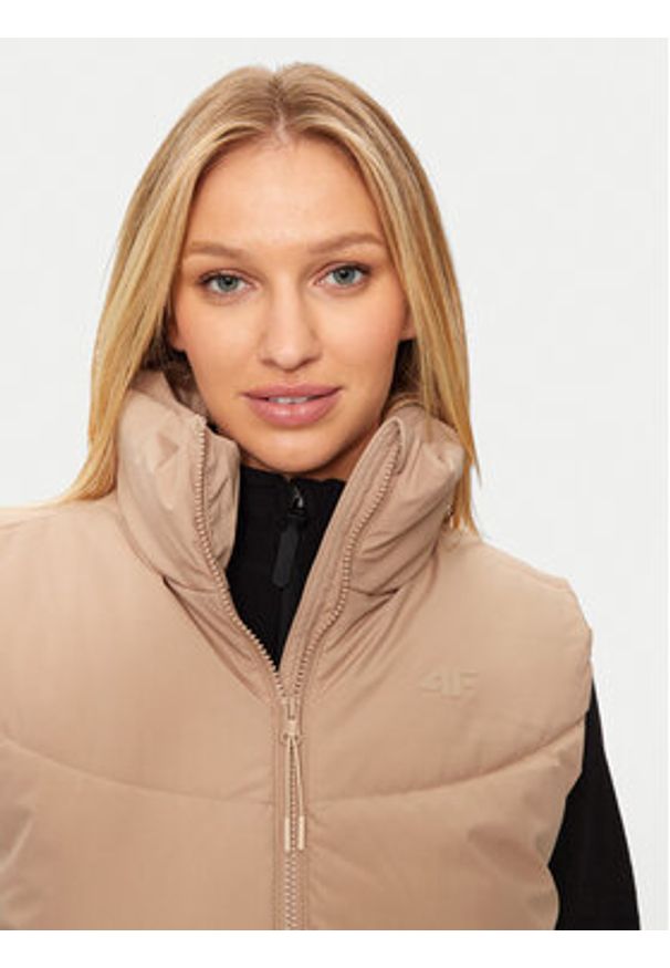 4f - 4F Bezrękawnik 4FWAW24TVJAF135 Beżowy Loose Fit. Kolor: beżowy. Materiał: syntetyk. Długość rękawa: bez rękawów