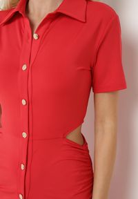 Born2be - Czerwona Sukienka Koszulowa z Wycięciami w Talii i i Marszczeniami Zapinana na Guziki Quvlea. Okazja: na co dzień. Kolor: czerwony. Materiał: jeans, wiskoza. Typ sukienki: koszulowe. Styl: casual #3