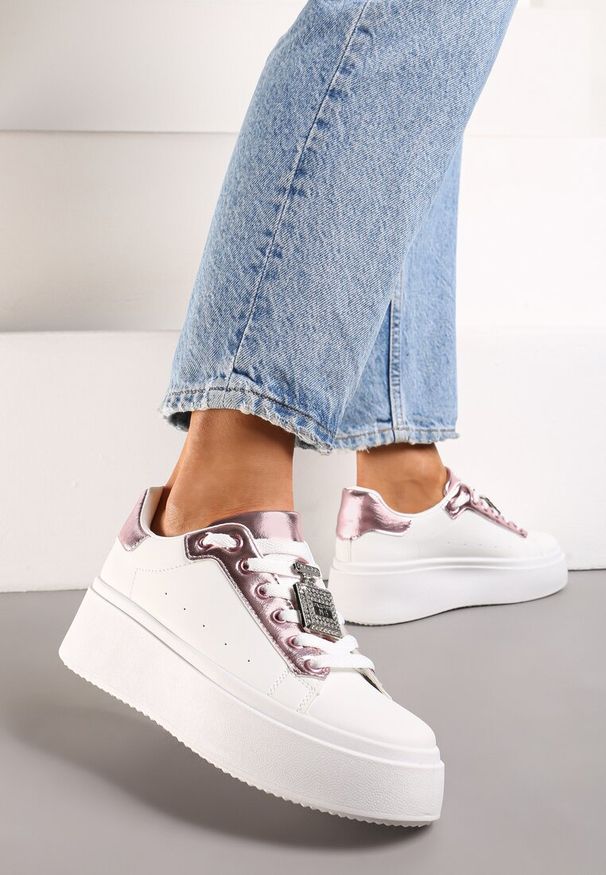 Born2be - Biało-Różowe Sneakersy z Metaliczną Ozdobą z Cyrkoniami przy Sznurówkach Awenttes. Okazja: na co dzień. Kolor: biały. Wzór: aplikacja