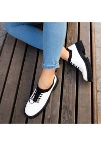 Białe Półbuty Artiker Wygodne Skórzane Buty Damskie. Okazja: na co dzień. Kolor: biały. Materiał: skóra. Styl: casual #7