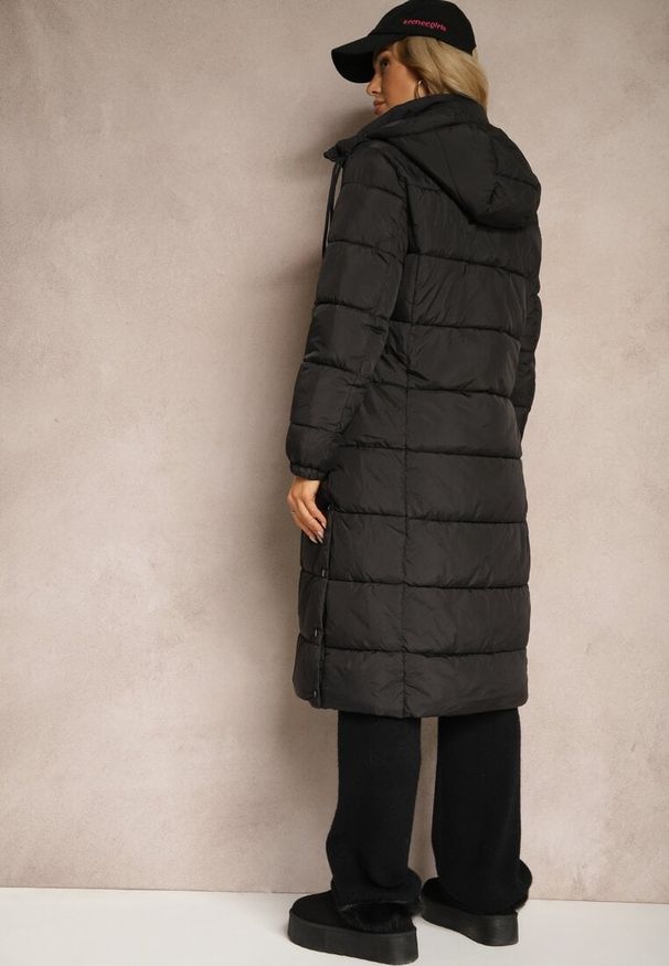 Renee - Czarna Zimowa Kurtka z Pikowanymi Przeszyciami i Kapturem z Możliwością Odpięcia Sanrinna. Okazja: na co dzień. Kolor: czarny. Materiał: jeans, polar. Długość rękawa: długi rękaw. Długość: długie. Sezon: zima. Styl: elegancki, casual