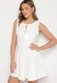 Born2be - Biała Rozkloszowana Sukienka Bez Rękawów z Ozdobnymi Wiązaniami Avelkio. Okazja: na spacer, na co dzień. Kolor: biały. Długość rękawa: bez rękawów. Typ sukienki: rozkloszowane. Styl: elegancki, casual #3