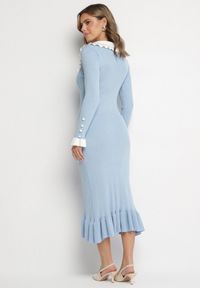 Born2be - Jasnoniebieska Dzianinowa Sukienka Retro z Wiskozą z Kołnierzykiem i Falbanami Hanlira. Okazja: na co dzień. Kolor: niebieski. Materiał: wiskoza, dzianina. Styl: retro #7