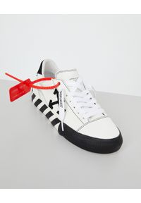 OFF-WHITE - Białe sneakersy ze strzałami. Okazja: na co dzień. Kolor: czarny. Materiał: guma, zamsz. Wzór: aplikacja #3